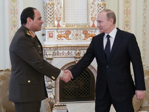 Budoucí pán Egypta Sísí (vlevo) na návštěvě u Putina.