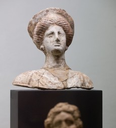 Z chystané expozice. Busta bohyně z 3. století př. n. l.