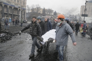 Odnášení mrtvých při protestech v centru Kyjeva.