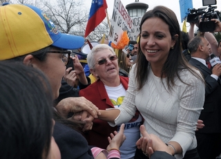Corina Machadiová mezi svými příznivci v Caracasu.