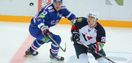 Hráči Slovanu (vpravo) hrají v KHL, ani ta ale klub finančně nezahojila.