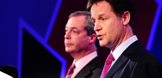 Farage (vlevo) a Clegg debatují v rádiu LBC.