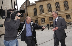 Šéf UKIP přichází na debatu v BBC s Cleggem.