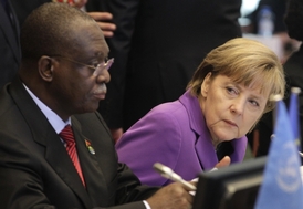 Angela Merkelová s angolským vicepremiérem Manuelem Domingosem Vicentem.