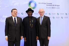 Předseda Evropské komise Jose Manuel Barroso (vlevo) a předseda Evrospké rady Herman van Rompuy (vpravo) s nigerijským prezidentem Goodluckem Jonathanem.