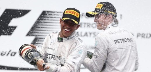 Piloti stáje Mercedes Lewis Hamilton (vlevo) a Nico Rosberg.
