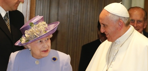 Britská královna Alžběta II. navštívila papeže Františka.