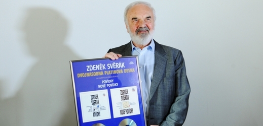 Zdeněk Svěrák s dvojnásobnou platinovou deskou Supraphonu.