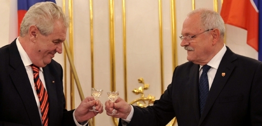 Český prezident Zeman (vlevo) a jeho slovenský kolega Gašparovič.