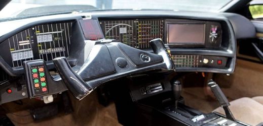 Auto K.I.T.T., kterým jezdil v seriálu Knight Rider, má originální volant i přístrojovou desku
