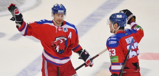 Hráči Lva Niko Kapanen (vlevo) a Ondřej Němec se radují z gólu.