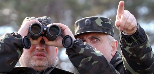 Ukrajinský úřadující prezidemnt sleduje manévry ukrajinské armády. 