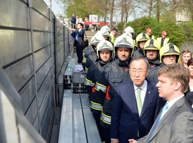 Pan Ki-mun si v doprovodu primátora Tomáše Hudečka prohlédl systém protipovodňových zábran.