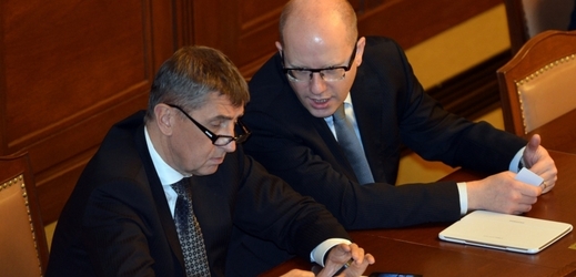 Ministr financí Andrej Babiš (vlevo) a premiér Bohuslav Sobotka.