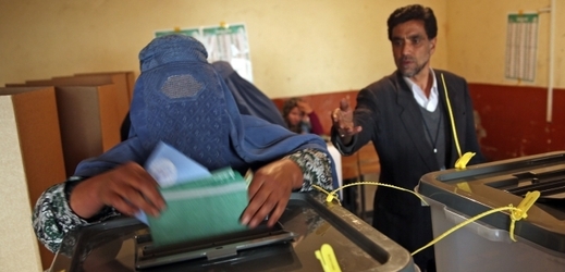 Afghánská žena volí nového prezidenta.