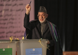 Odstupující prezident Hamíd Karzáí vyzval voliče k maximální účasti.