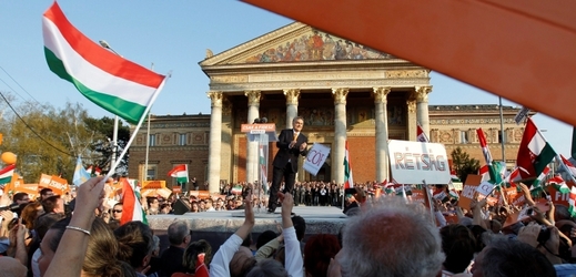 Momentka z mítinku strany Fidesz premiéra Viktora Orbána (na snímku).
