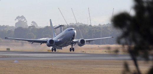 Australské letadlo Air Force E-7A vzlítá na pátrací misi z Perthu.