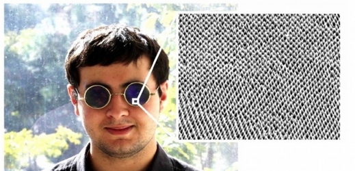 Student George Auwaijan ve speciálních brýlích z nového materiálu.