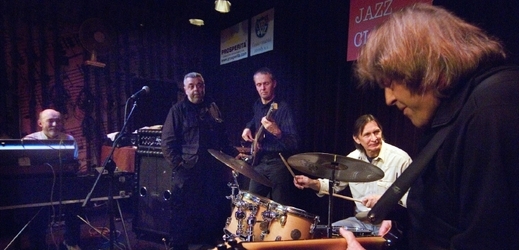 Kapela Jazz Q: zleva hráč na klávesové nástroje Martin Kratochvíl, zpěvák Oskar Petr, baskytarista Přemysl Faukner, bubeník Jaromír Helešic a kytarista Zdeněk Fišer.