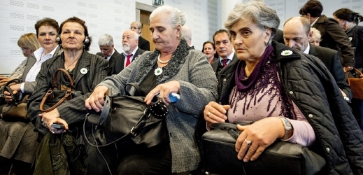 Matky a vdovy ze Srebrenice hledají opět spravedlnost v Haagu.