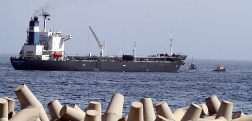 Tanker Morning Glory, který koupil ropu od libyjských rebelů, ale v mezinárodních vodách na jeho palubu proniklo americké komando a vrátilo ho do Libye. 