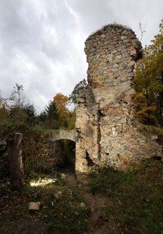Z hradu zbyla jedna vysoká zeď, vstupní brána a torzo čtyřboké věže a zbytky dalších zdí.
