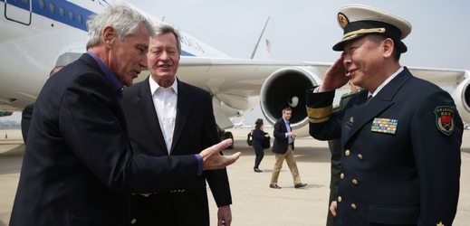 Šéfa Pentagonu vítá v Číně vedoucí odboru čínského min. obrany pro zahraniční vztahy.