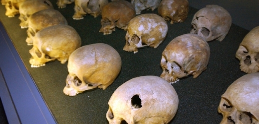 Lebky jsou umístěné v budově, kde došlo k jednomu z mnoha hromadných masakrů Tutsiů.