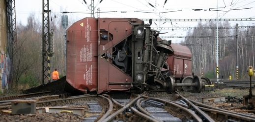 Vykolejila lokomotiva a minimálně jeden nákladní vagón (ilustrační foto).