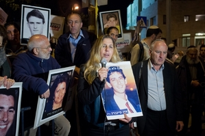 Izraelci demonstrující proti plánovanému propuštění palestinských vrahů.