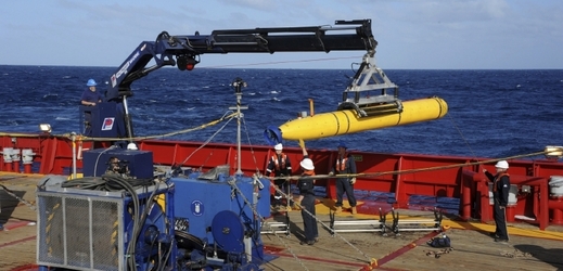 Po troskách na dně oceánu může pátrat automaticky řízená ponorka Bluefin.