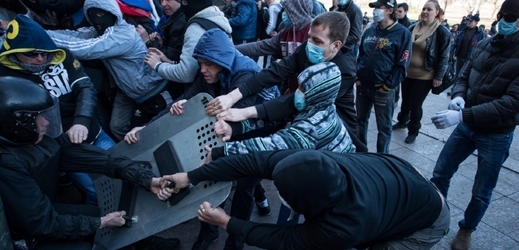 Proruští aktivisté se dobývají do správního centra v Doněcku.
