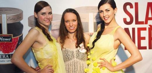 Loňská vítězka Mira Veselá (uprostřed) svou kolekci nazvala Nečekaná sladkost citronu.