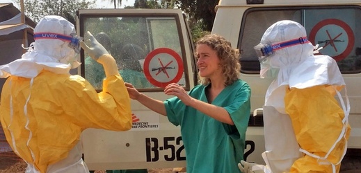Opatrnost se vyplácí. Bojovníci s epidemií eboly v Africe.