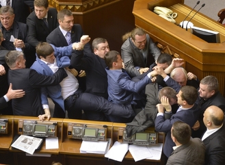 Širší záběr dotekové demokracie v ukrajinském parlamentu.