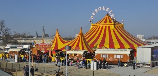 Muž ze Slovenska měl být po smrti, v Uherském Hradišti ale stavěl cirkus (foto: Luděk Peřina)