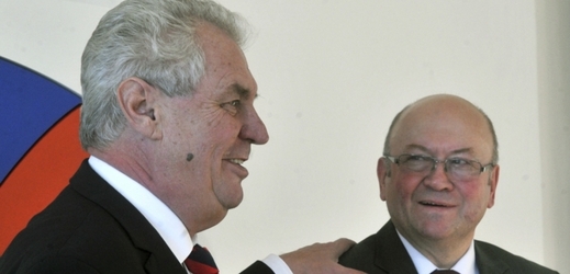 Prezident Miloš Zeman s velvyslancem Vladimírem Remkem. 
