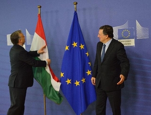 Polsušný Europánek. Orbán v Bruselu vdle šéfa EK Barrosa.