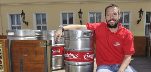 Pavel Horváth se sudem piva Gambrinus.