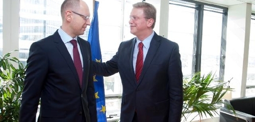 Eurokomisař Füle a ukrajinský premiér Jaceňuk.