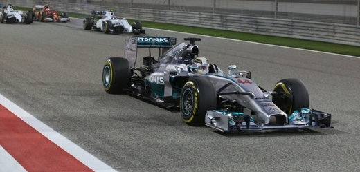Lewis Hamilton ve svém monopostu.