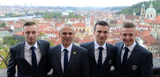 Vítězslav Lavička (druhý zleva) nepředpokládá, že by Slavia sestoupila.