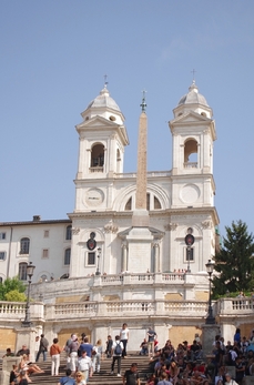 Trinitá dei Monti v Římě.