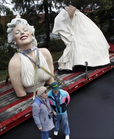 Socha Marilyn Monroe přijela do New Jersey.