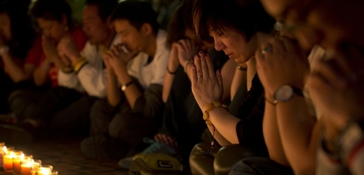 Lidé modlící se za pasažéry osudného letu MH370.