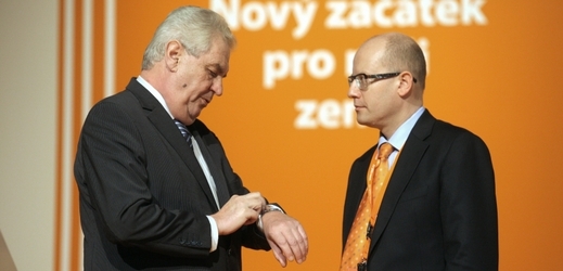 Miloš Zeman s Bohuslavem Sobotkou na sjezdu ČSSD.