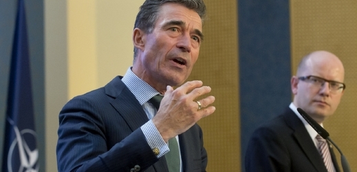 Šéf NATO Rasmussen a český premiér. 