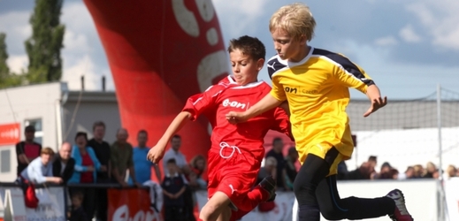 E.ON svám projektem pomáhá mladým fotbalovým talentům.