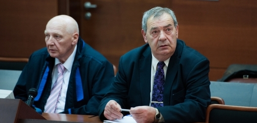Exposlanec KSČM Josef Vondruška s obhájcem Koljou Kubíčkem (vlevo) u Okresního soudu v Liberci